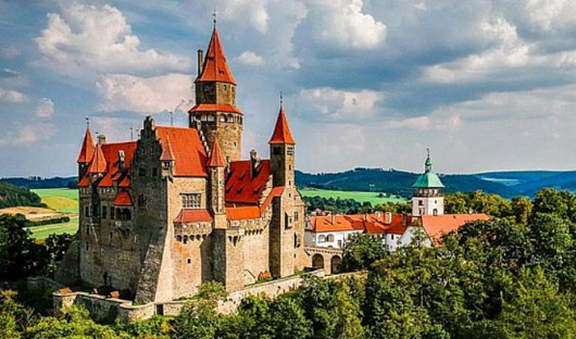 Zamek w Bouzovie (czes. hrad Bouzov, niem. Burg Busau)