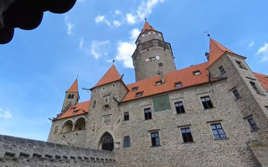 Zamek w Bouzovie (czes. hrad Bouzov, niem. Burg Busau)