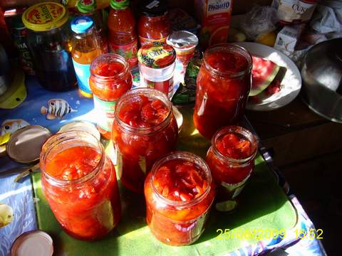 owoce róży w słoikach